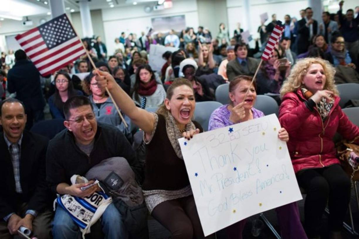 Lilian Aguayo, Fadila Mrkulic y Tatiana Lamber celebran la acción ejecutiva del presidente Barack Obama. AFP