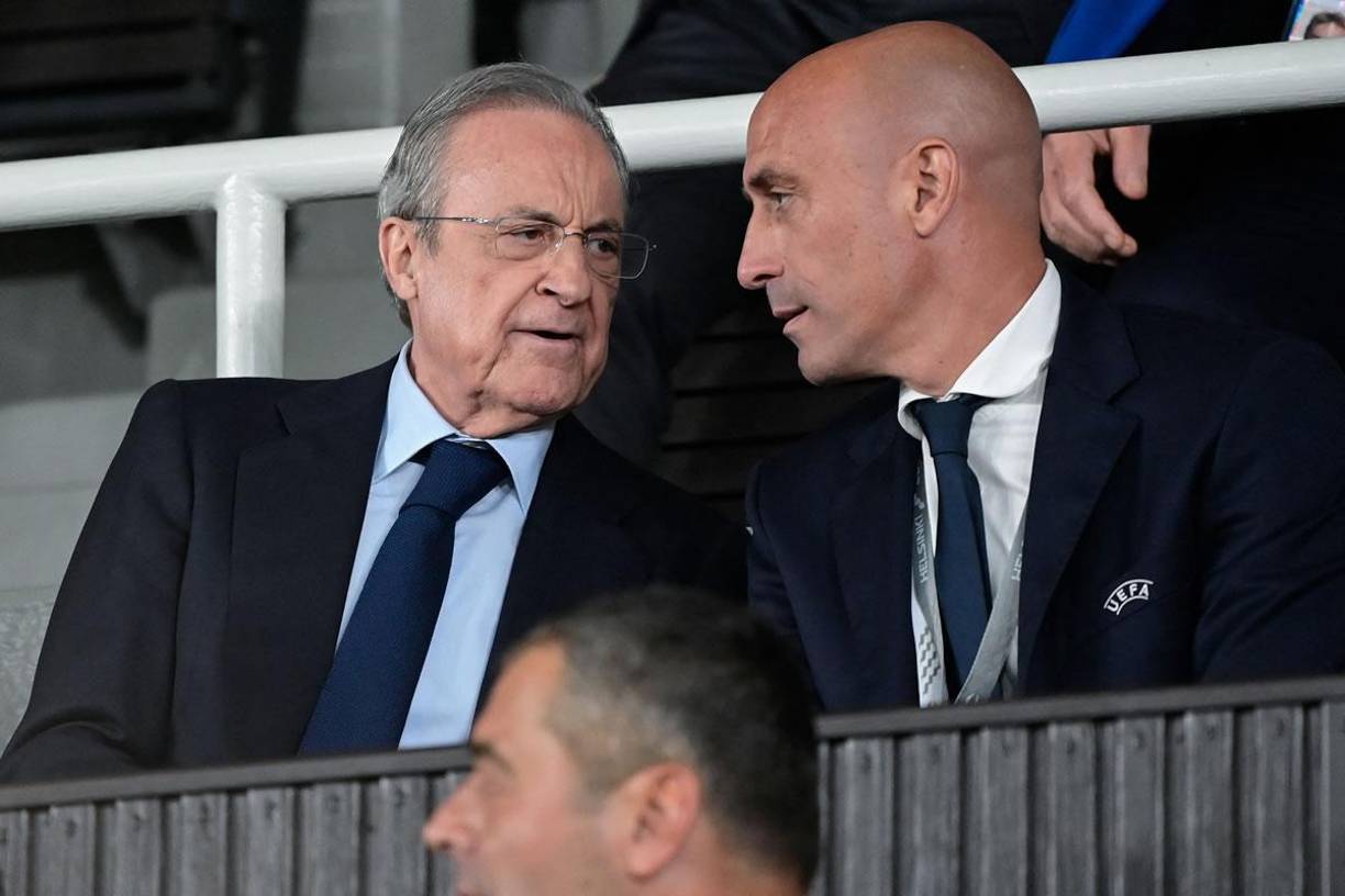 Florentino Pérez charlando con Luis Rubiales, presidente de la Real Federación Española de Fútbol.