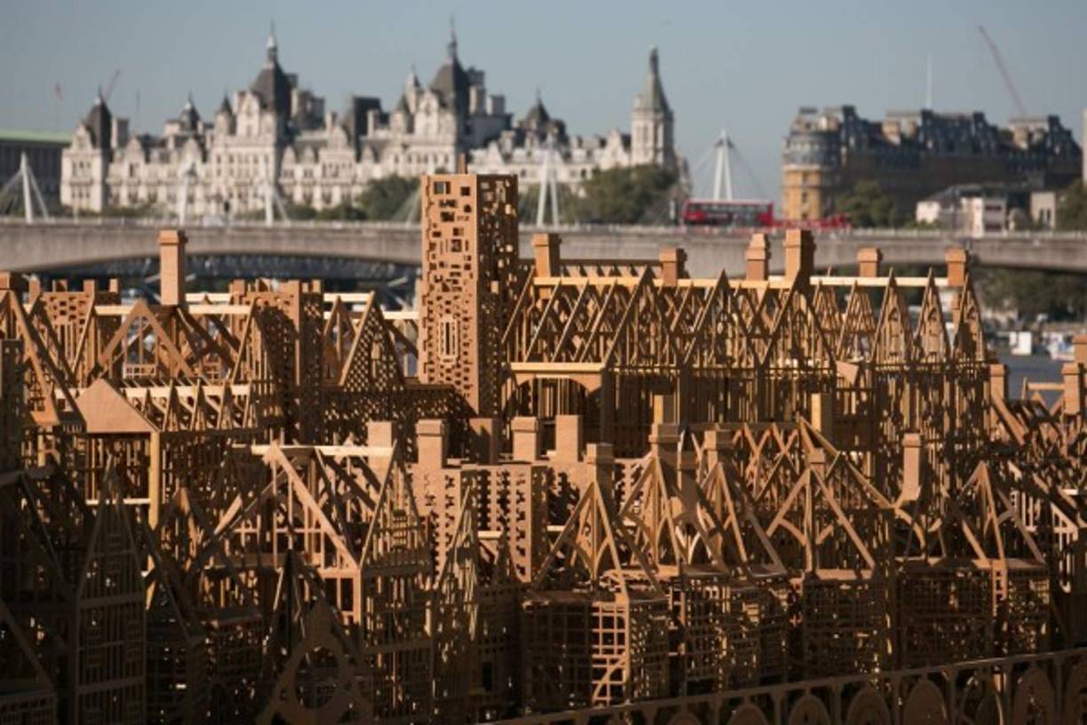 LONDRES. Réplica para recordar incendio de 1666. Escultura londinense de 120 metros de altura del siglo XVII construida para prenderle fuego y contar la historia del Gran Incendio de Londres de 1666.