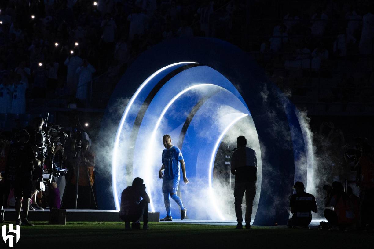 En el estadio de King Fahd de la capital saudí, los casi 60.000 asientos estaban llenos para ver la presentación de Neymar. 