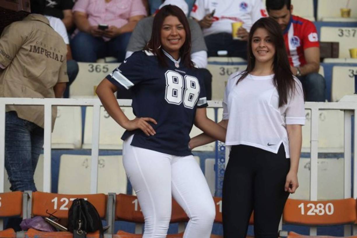 Muchas mujeres amantes del fútbol no se han perdido el clásico capitalino en el estadio Nacional.