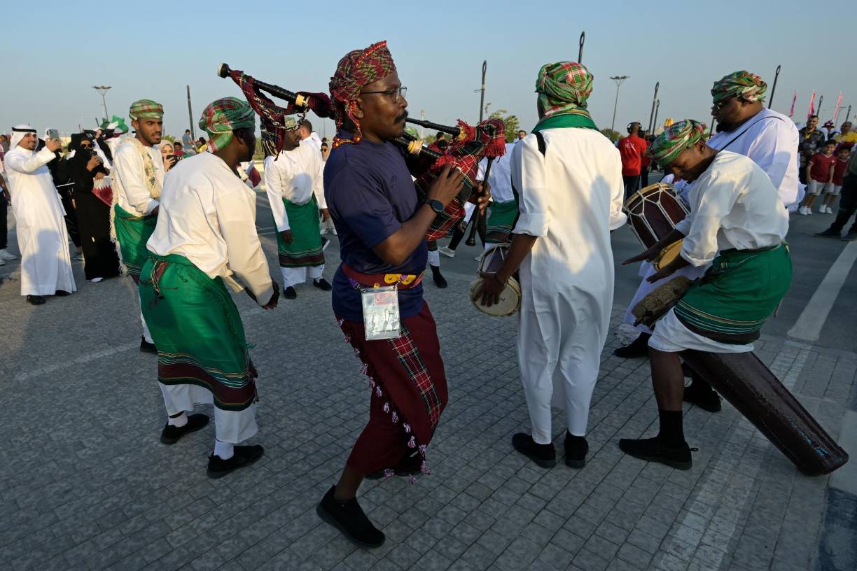 Músicos tocan música folclórica de Omán afuera del Estadio Al-Bayt en Al Khor.