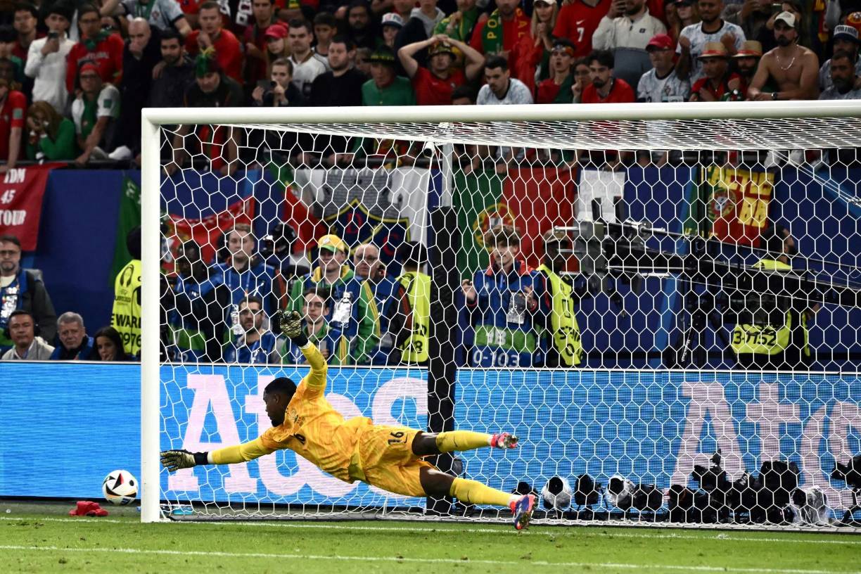 El guardameta francés Mike Maignan salvó a su equipo en dos ocasiones, primero en un tiro cruzado en el área de Bruno Fernandes (61) y luego en un intento Vitinha (64). Entre medias, Joao Cancelo remató ligeramente fuera (62).