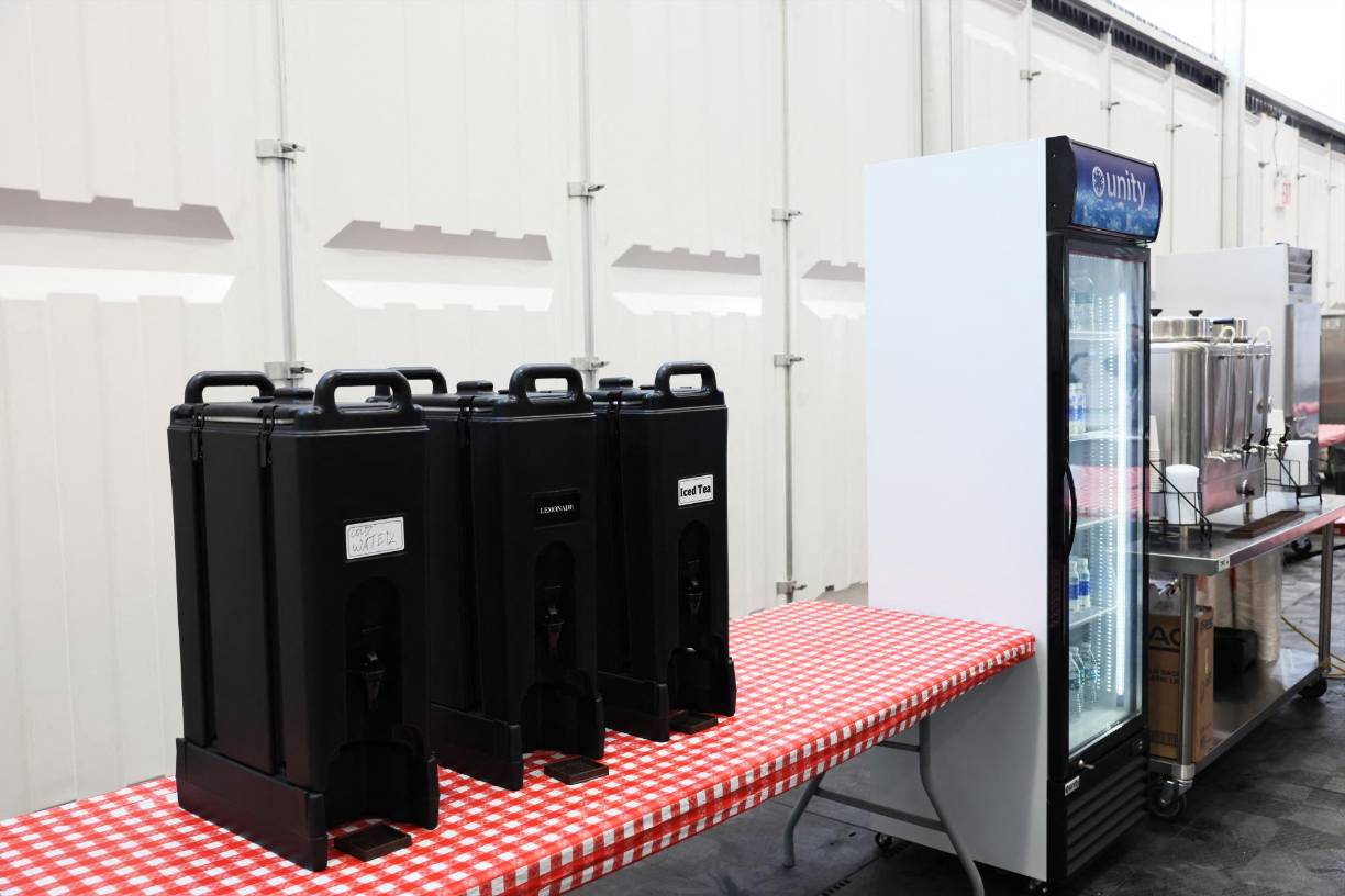 La cafetería cuenta con refrigeradores con agua, máquinas para café y té y otros aperitivos.