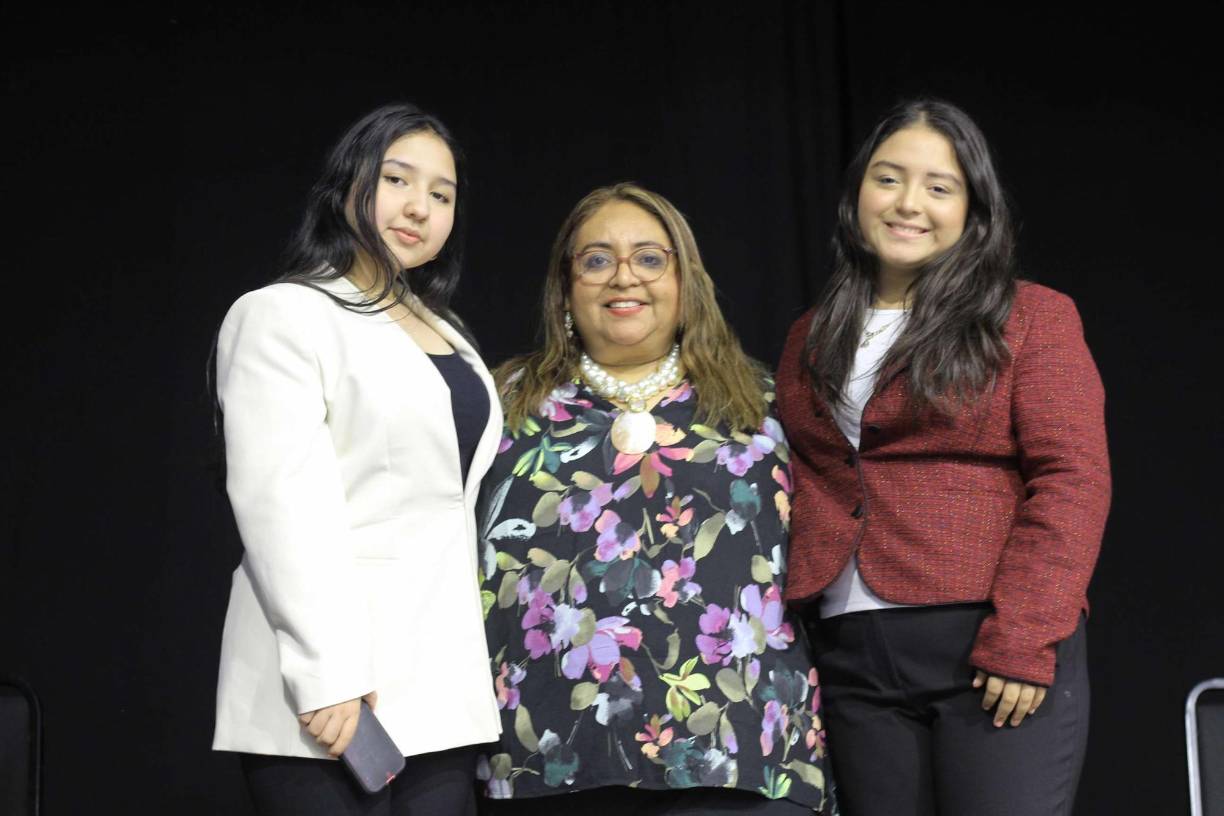 Algunos de los participantes posaron contentos para el lente de LA PRENSA, entre ellas, Ana Caballero e Iroska Flamenco junto a Mrs. Indira Flamenco.