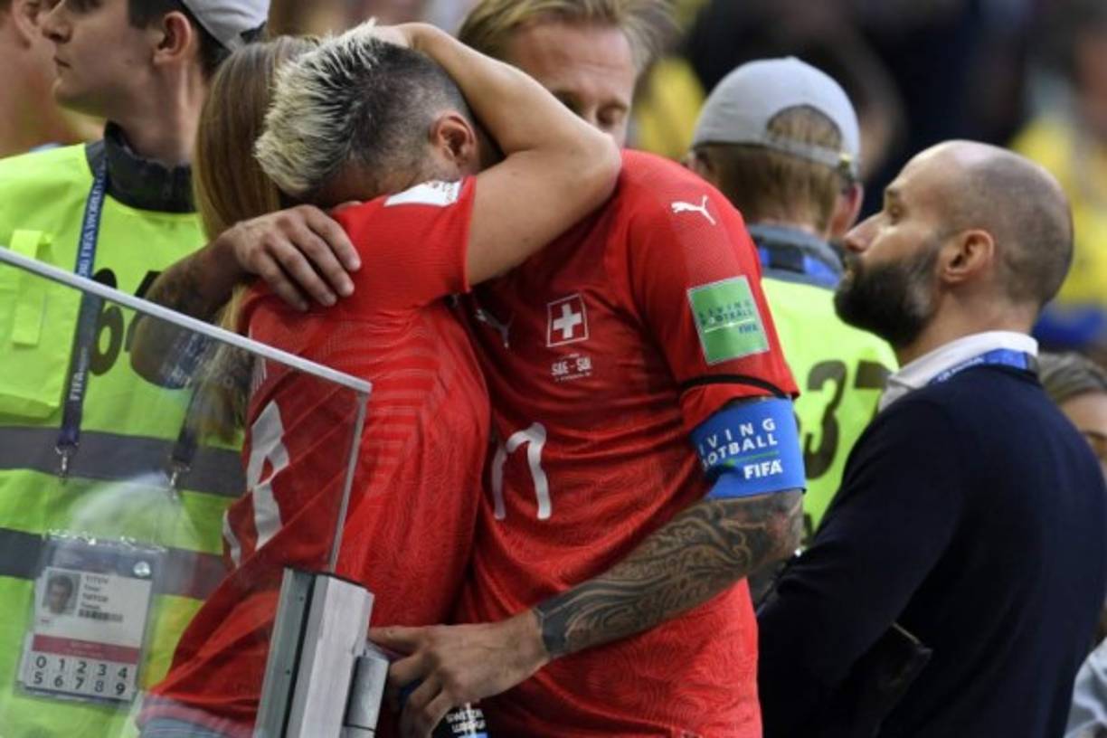 El mediocampista Valon Behrami es consolado por su esposa Elena Bonzanni. Foto AFP