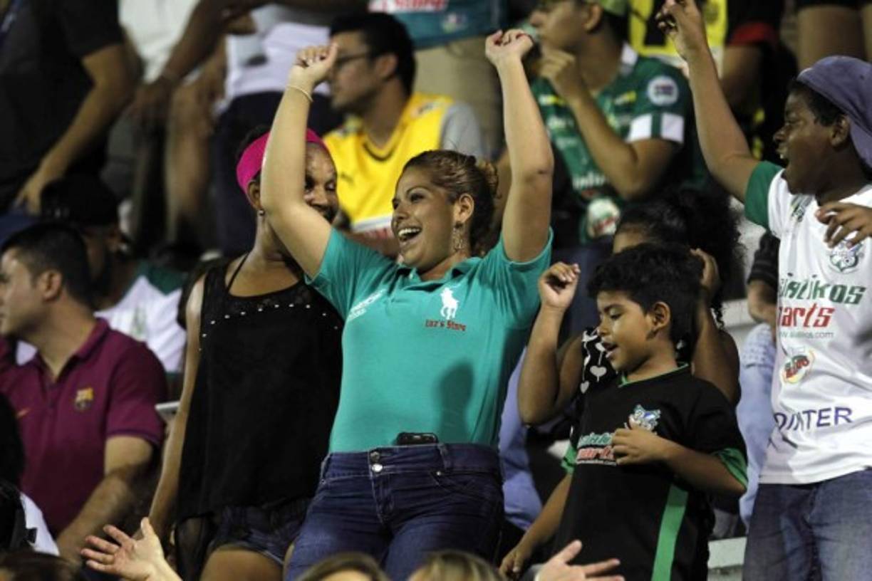 Los aficionados del Platense celebraron a lo grande el triunfo.