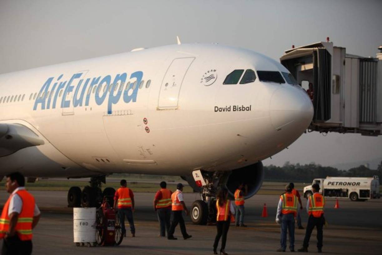 2. Air Europa comienza a operar en Honduras desde SPS<br/><br/>Abril fue un mes significativo para el país porque Europa y Honduras se conectaron a través de la aerolínea Air Europa. <br/>Air Europa, propiedad de Globalia, el mayor grupo turístico español, sumó a Honduras a la lista de destinos en América, oferta compuesta por Caracas, Bogotá, Guayaquil, Córdoba, Lima, Santa Cruz de la Sierra, Salvador de Bahía, Sao Paulo, Montevideo, Asunción, Buenos Aires y otras ciudades importantes del continente.<br/><br/>Air Europa aterrizó su primer avión Airbus A330-200, con 157 pasajeros a bordo, en el aeropuerto internacional Villeda Morales. El presidente Juan Orlando Hernández, el director de Turismo, Emilio Silvestri; el ahora exembajador de España en Tegucigalpa, Miguel Albero Suárez, y el presidente del Consejo Hondureño de la Empresa Privada (Cohep), Luis Larach, aplaudieron la llegada del avión y de sus pasajeros, entre ellos, Norman García, embajador de Honduras en Madrid. <br/>La aerolínea espera cerrar con más de 200,000 viajeros y opera un vuelo semanal directo a Madrid, España, desde el aeropuerto Villeda Morales. La aerolínea europea inició operaciones con un Airbus A330-200 con 24 plazas en clase business y 275 en turista. <br/><br/>Desde abril que inició operaciones hasta la fecha, la aerolínea ha tenido 54 vuelos y transportado a más de 12,600 personas. El 54% son hondureños y el 46% turistas extranjeros. El Gobierno hondureño ha invertido un millón de euros en la promoción de la aerolínea y una suma mayor ha sido aportada por parte de los propietarios de Air Europa.
