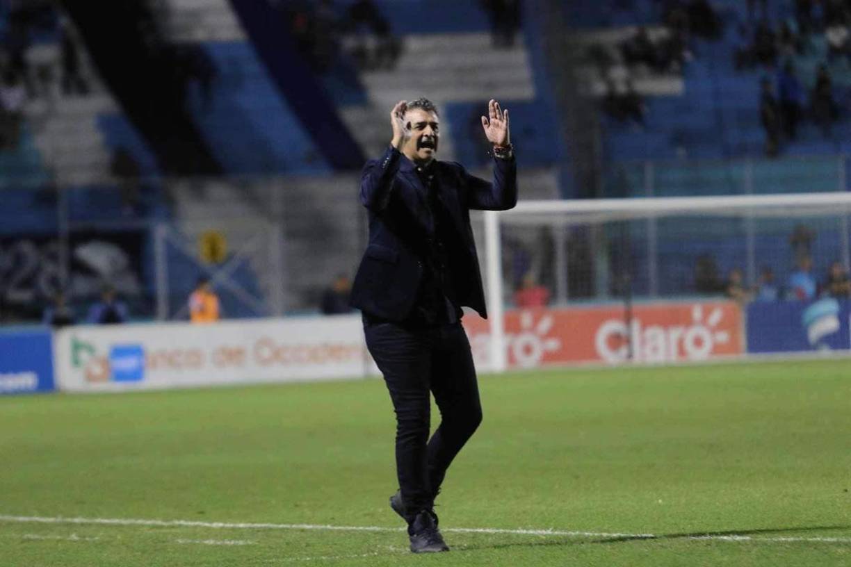 El entrenador argentino se mostró inquieto por algunas decisiones arbitrales.