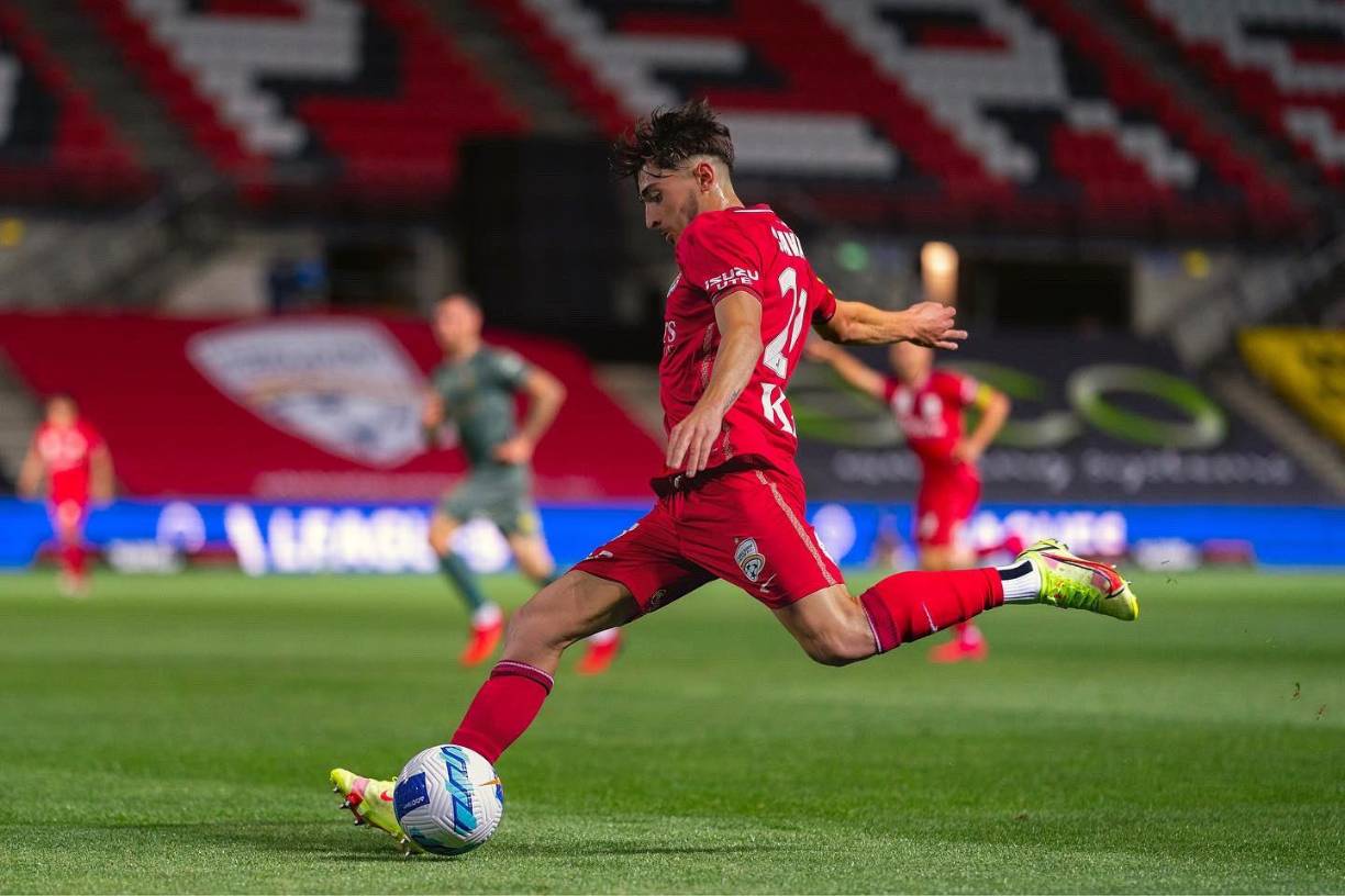 Cavallo es originario de Australia y se convirtió en el primer jugador de futbol profesional en activo en declararse abiertamente homosexual.