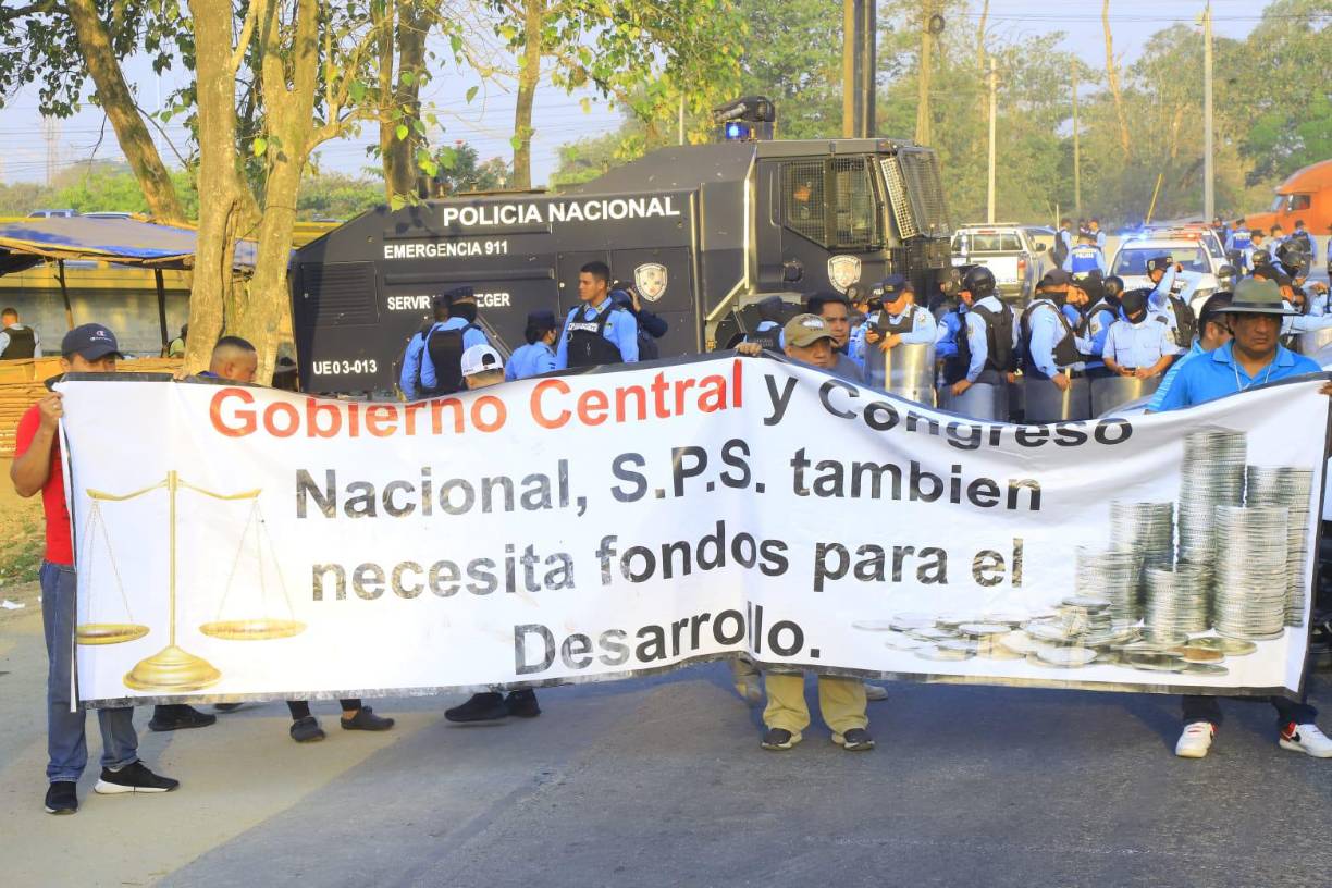 Desde muy temprano este viernes, pobladores del sector Los Cármenes, de San Pedro Sula, iniciaron una nutrida manifestación. 
