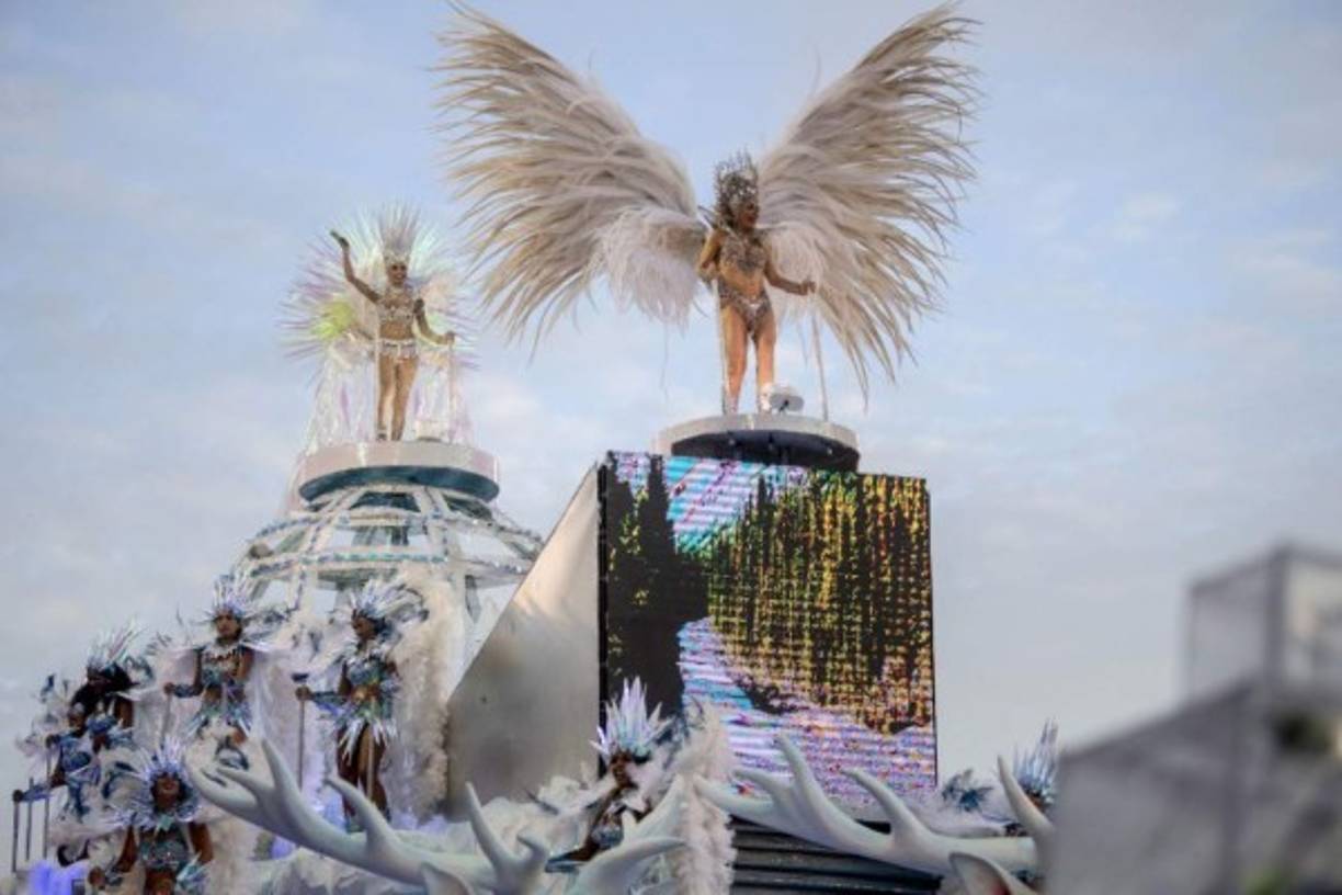 Las procesiones de carrozas alegóricas, sofisticados disfraces, abundancia de purpurina y mucha sensualidad fueron, como siempre, las armas con las que cada escuela, con 2.500 a 4.000 participantes, despertó el entusiasmo de los 72.000 espectadores que colmaron durante dos noches el Sambódromo, de la Avenida Marqués de Sapucaí.
