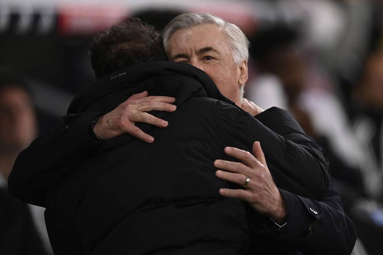 El cordial saludo entre Carlo Ancelotti y Diego Pablo Simeone.