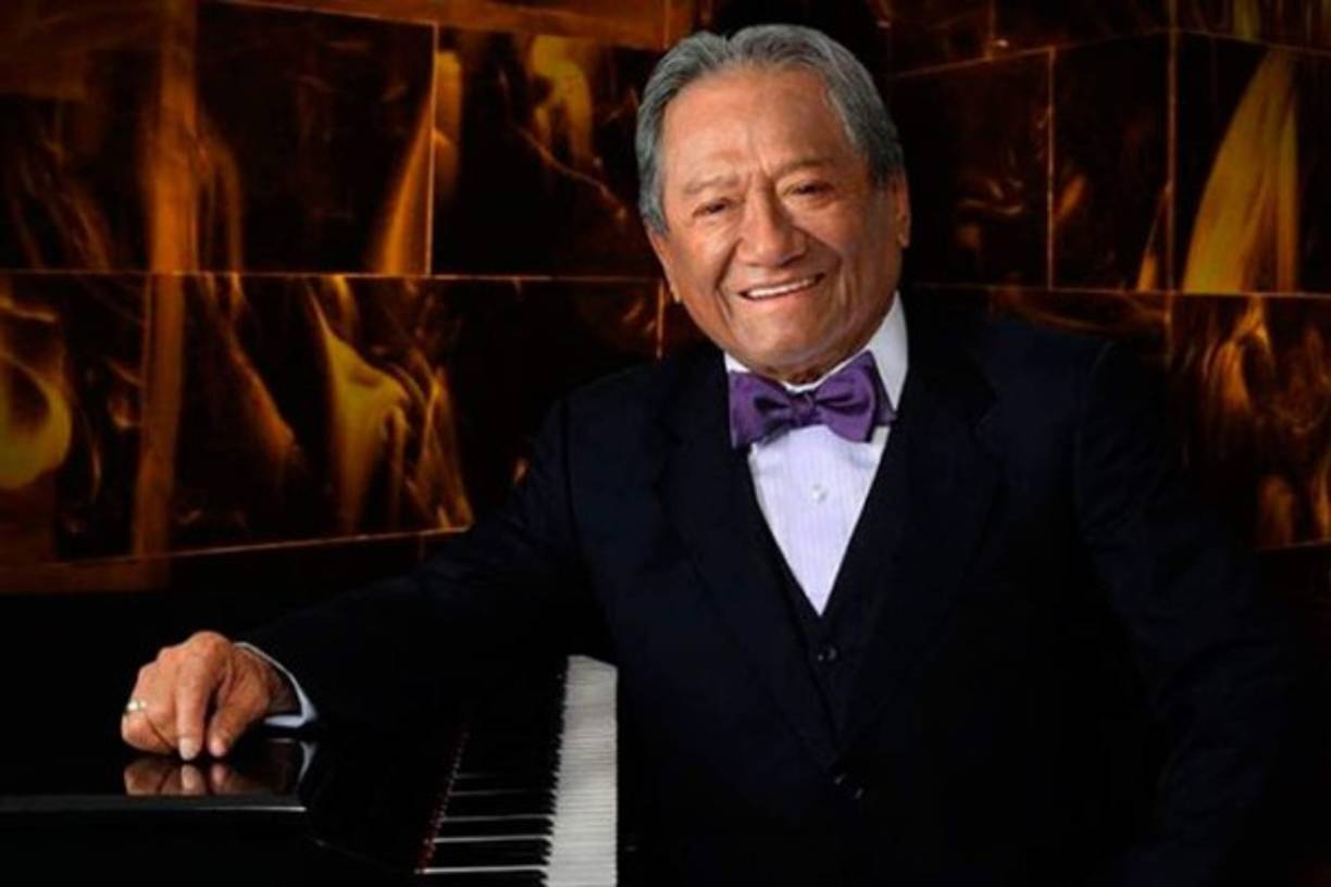 Además de pianista, intérprete y productor, el Manzanero compositor nació en 1950 con 'Nunca en el mundo' y cuenta con más de 400 canciones.