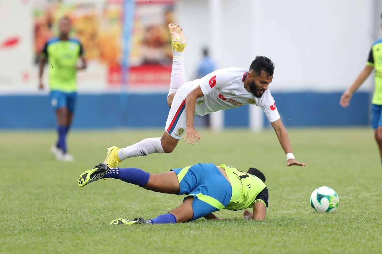 Jorge Álvarez volando por los aires tras recibir una falta.
