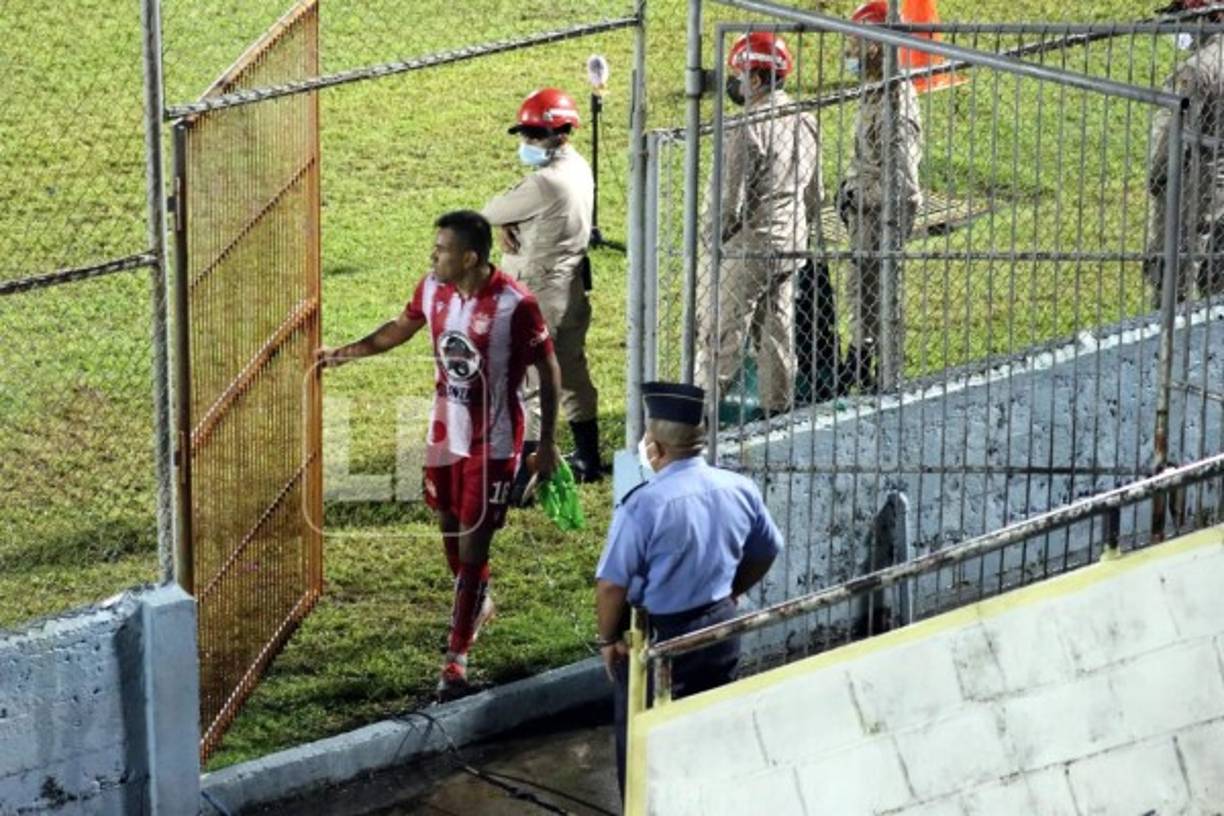 José Escalante salió de cambio y no quiso perder detalles del partido.