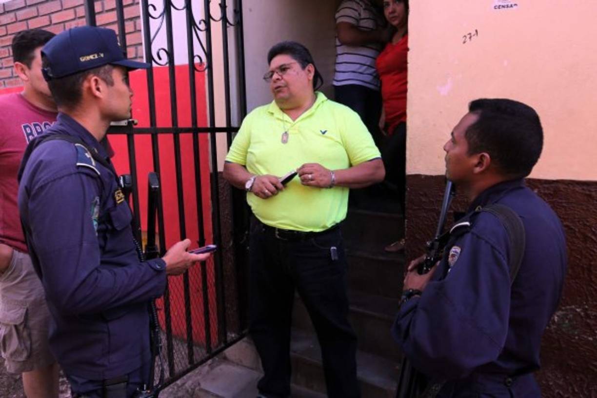 Autoridades policiales llegan hasta la vivienda de Paola Paz para iniciar las investigaciones.