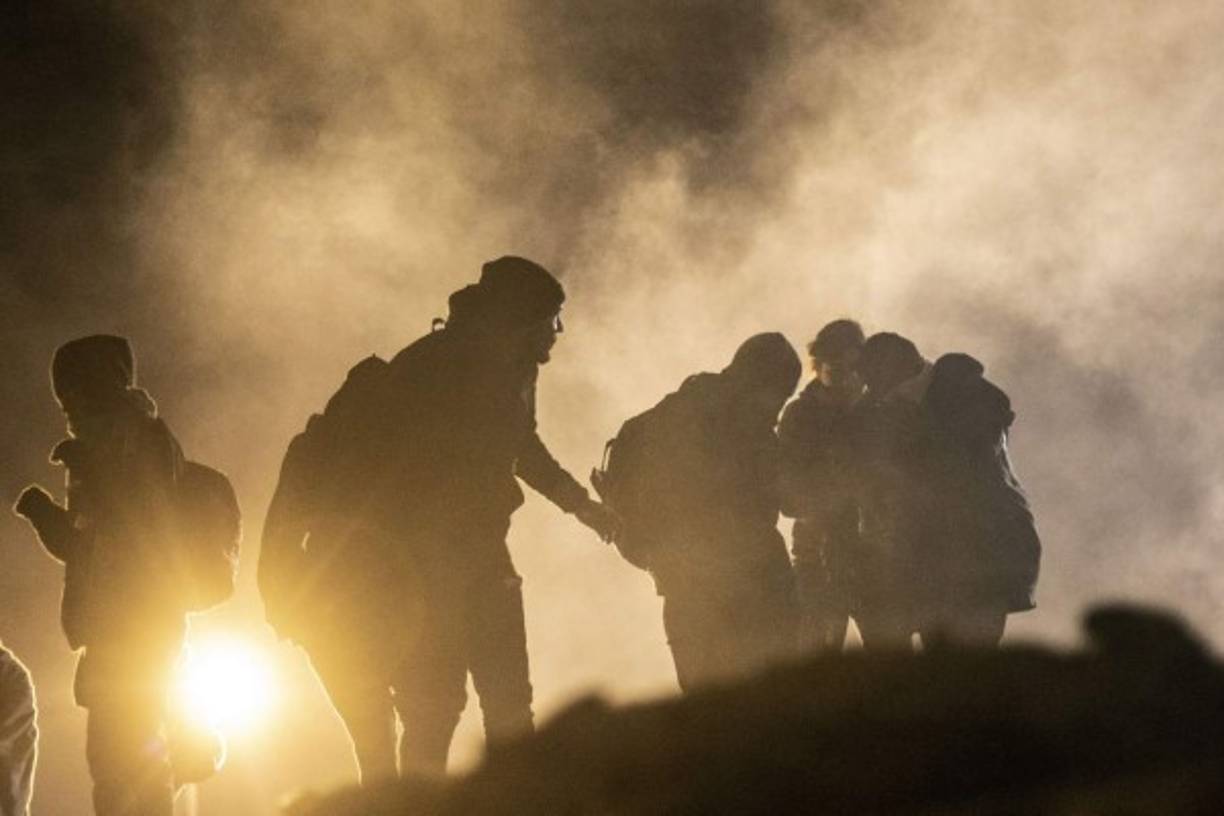 Sin embargo, del otro lado de la línea fronteriza, dividida por una valla, se observaba una veintena de unidades de la Patrulla Fronteriza de Estados Unidos y elementos antimotines listos para entrar en acción.