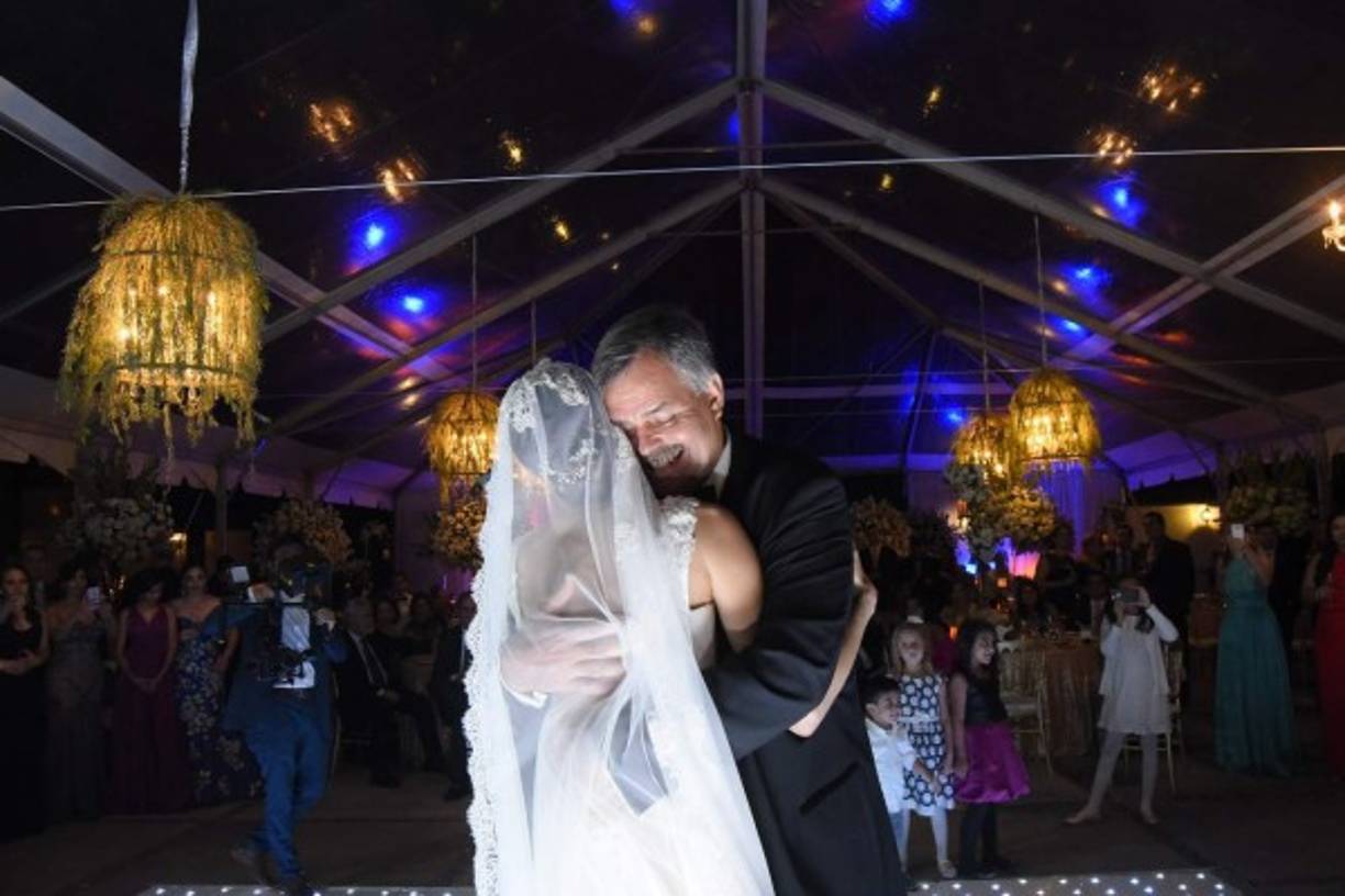 Padre e hija durante el vals, uno de los momentos más emotivos del enlace.