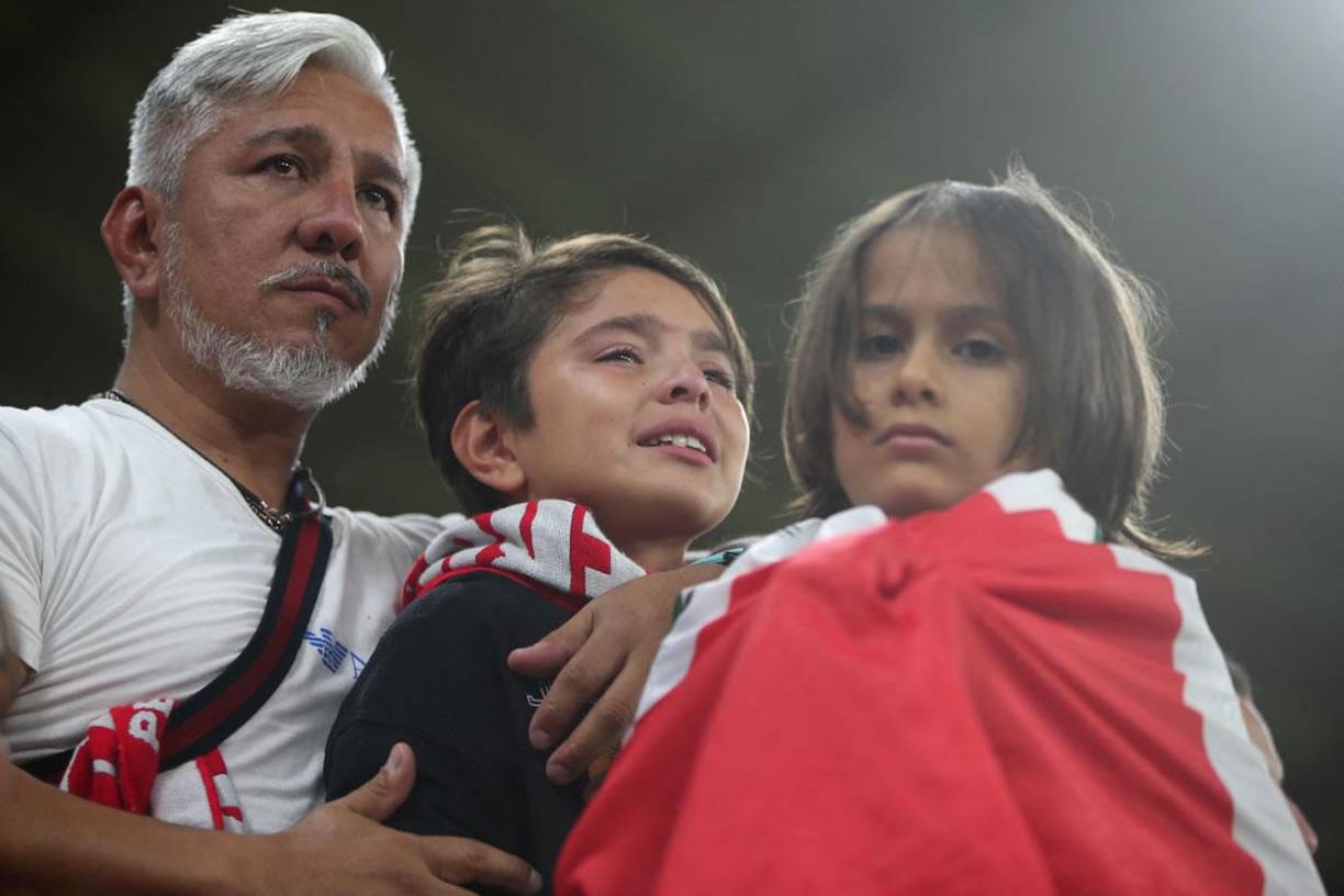 El llanto de los aficionados peruanos por la derrota de su selección.