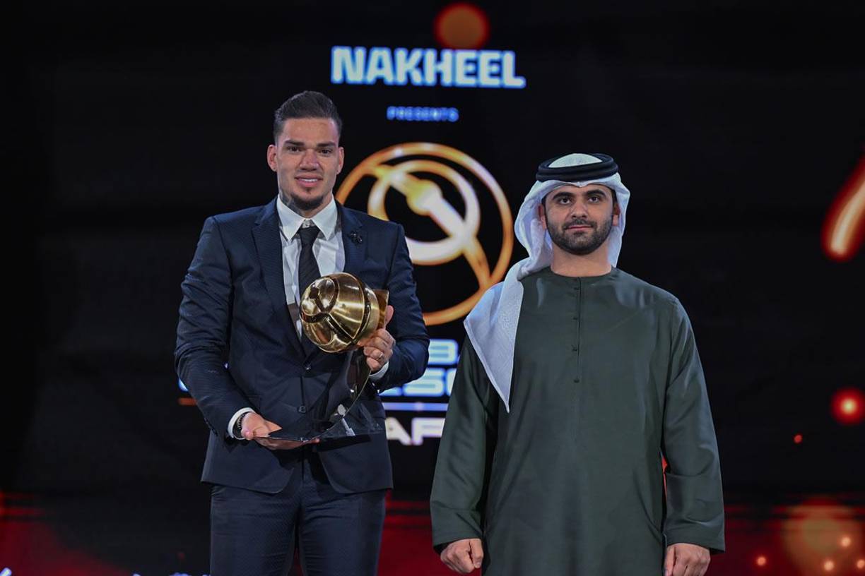 El brasileño Ederson Moraes fue premiado como el mejor portero de 2023.