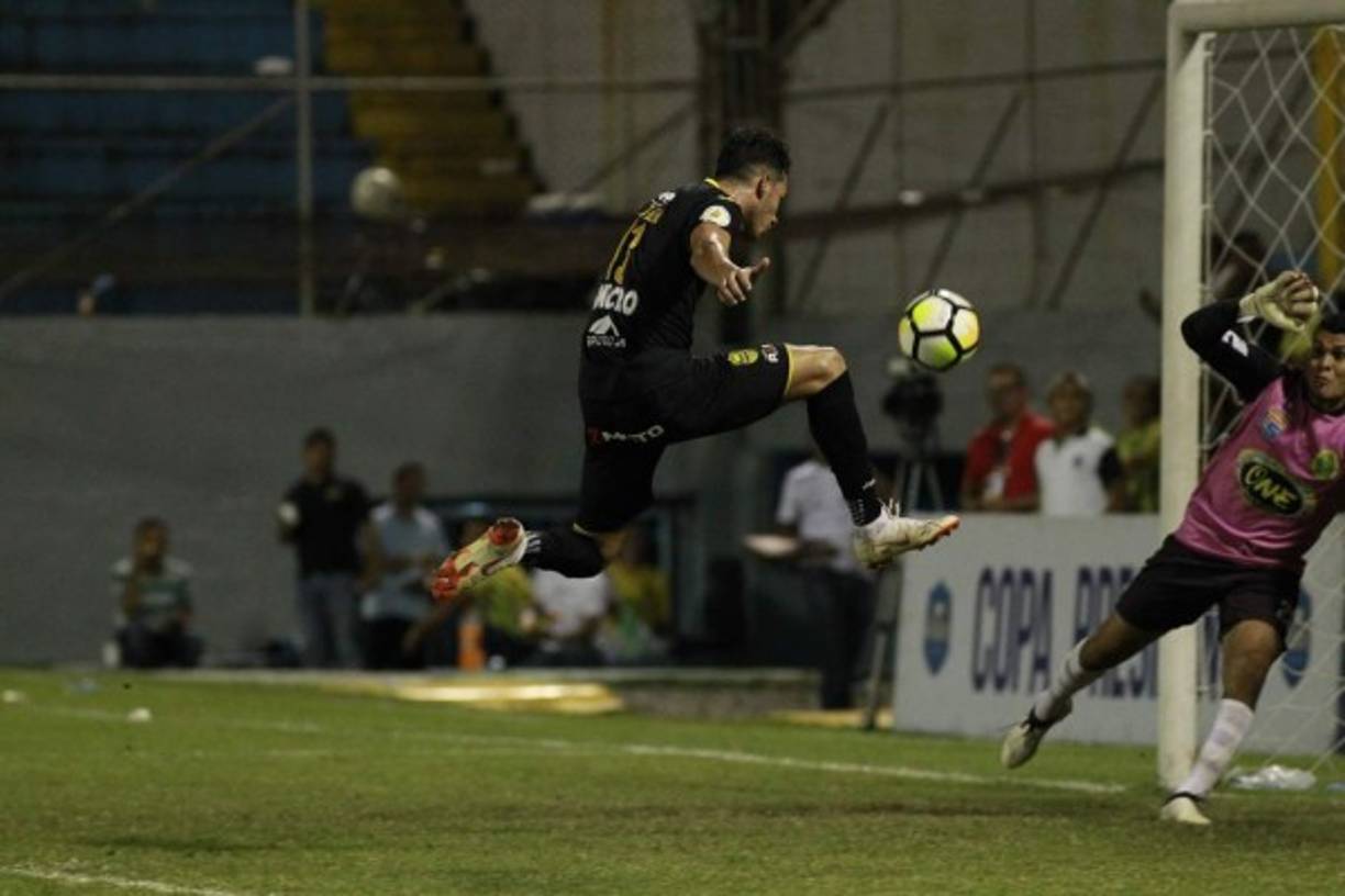 El oso de la jornada lo protagonizó Ángel Tejeda, delantero del Real España, tras fallar esta ocasión de gol, solo frente al arco del Parrillas One. Increíble.
