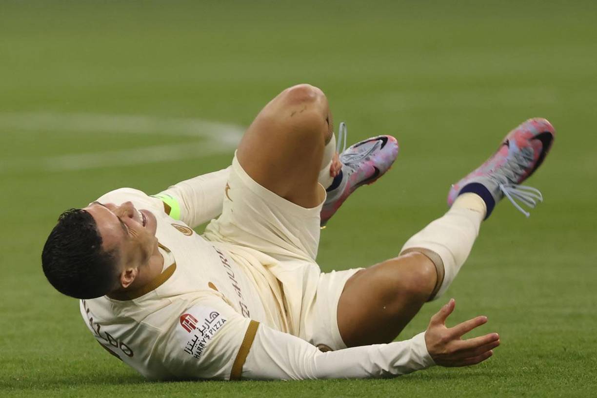 Los gestos de dolor de Cristiano Ronaldo tras la dura falta que recibió.