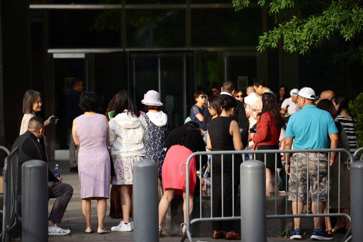 <b>Ingreso a la Sala</b>: Desde las 8 de la mañana, personas entran a la sala donde se dictará la sentencia, con una asistencia menor comparada a los días del juicio.<br />