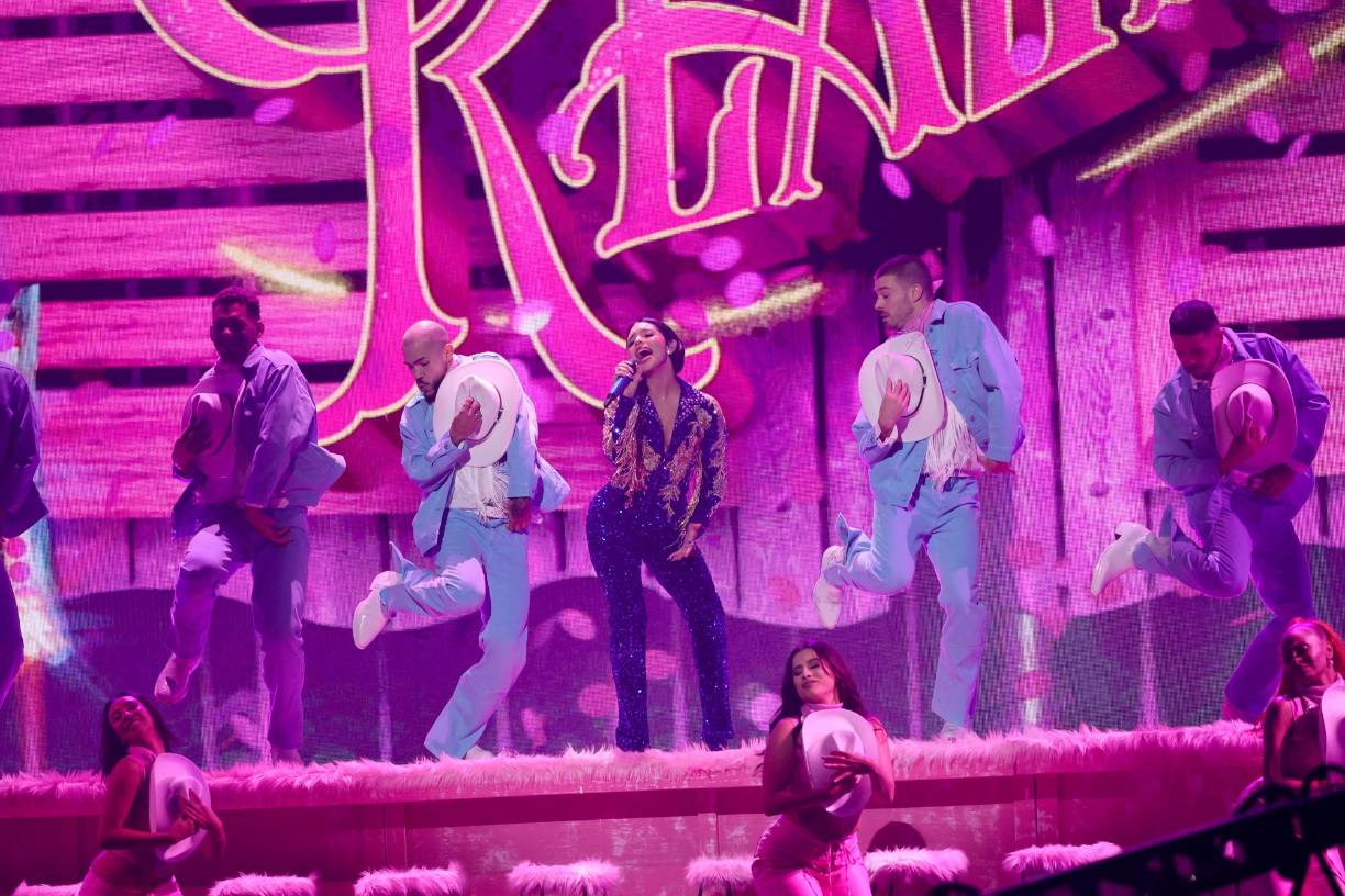 Ángela Aguilar presentó en vivo su tema “En realidad”.