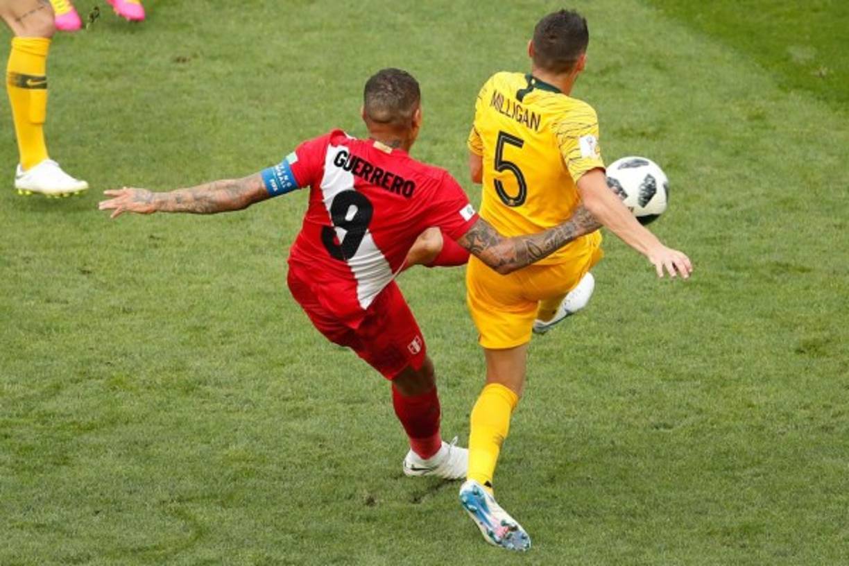 Con este disparo de zurda, Paolo Guerrero marcó su primer gol en un Mundial. Foto AFP