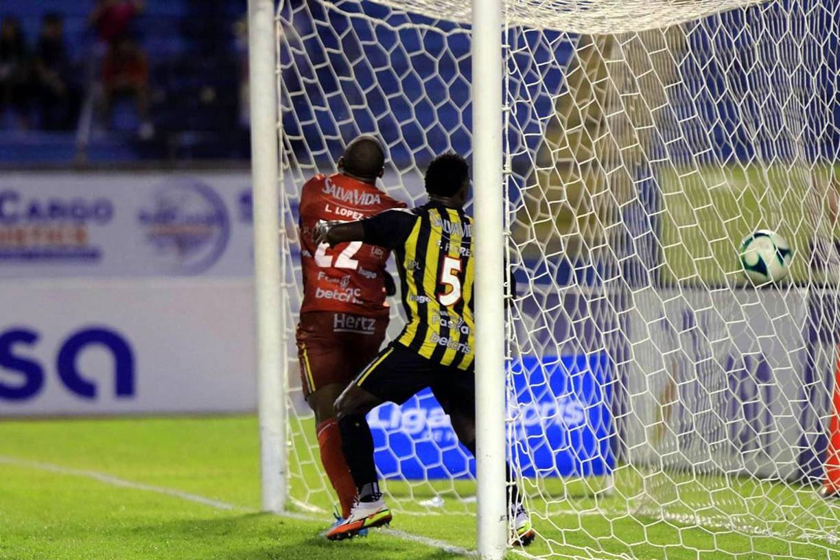 Ni ‘Buba‘ López ni Franklin Flores pudieron parar el cabezazo de André Orellana en el empate del Marathón.