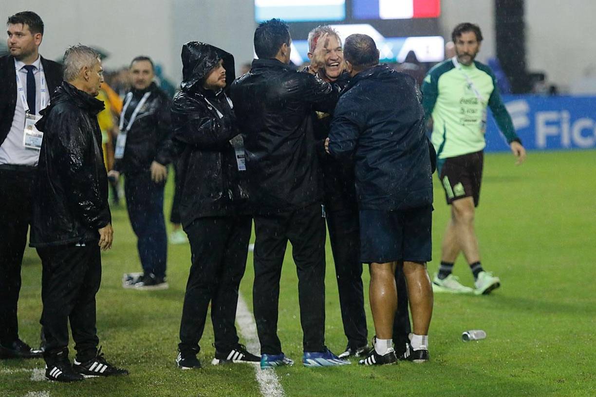 Pese a recibir el corte en la cabeza, Javier Aguirre terminó sonriendo y en la conferencia de prensa minimizó lo que pasó.