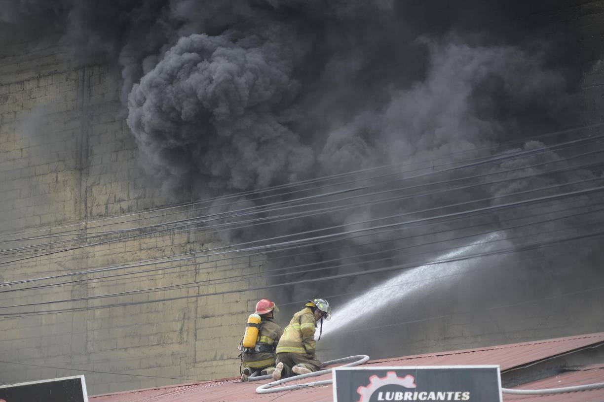 Incendio desata el caos en barrio Medina de San Pedro Sula (fotos)