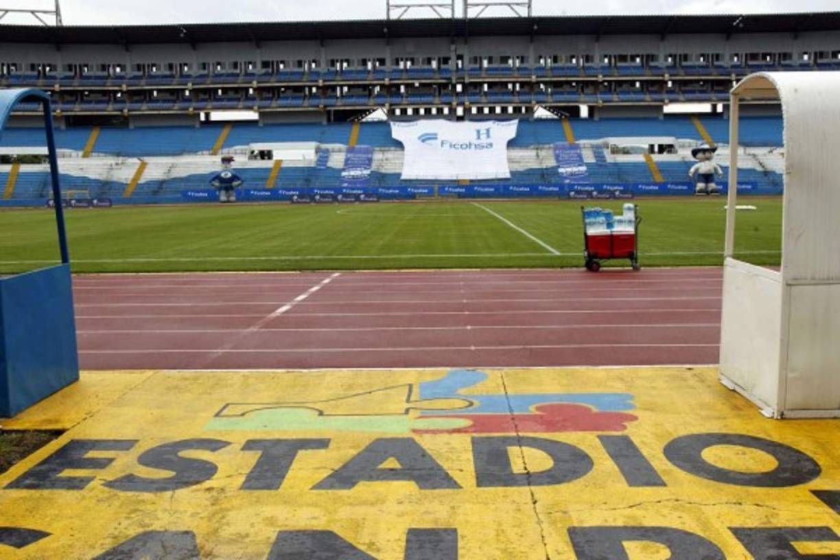 Una enorme camisa de Honduras cubre la parte de sol de las graderías.