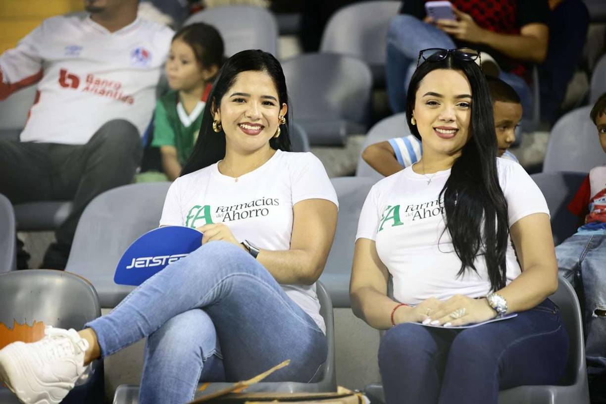 Dos bellezas que cautivaron en las graderías del estadio Morazán durante el Olimpia vs UPN.