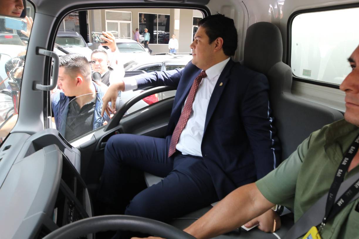 El Ministro indicó que “durante los 12 años del gobierno nacionalista se legalizó el saqueo y la corrupción, tal como ocurrió el 20 de enero de 2014 cuando se aprobaron a favor de las finanzas de estas 10 familias 100 contratos y 67 decretos en una sola noche”. 