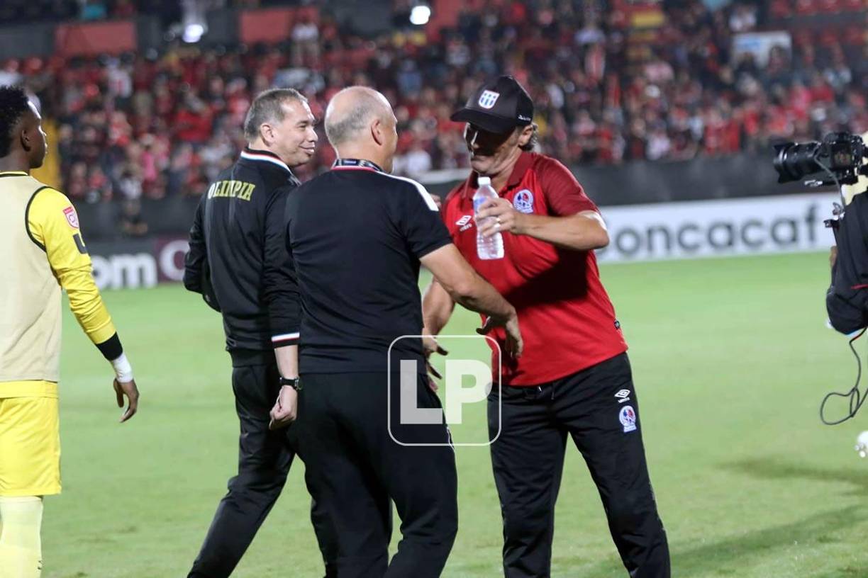 Pedro Troglio saludando con un abrazo a Fabián Coito antes del inicio del partido.