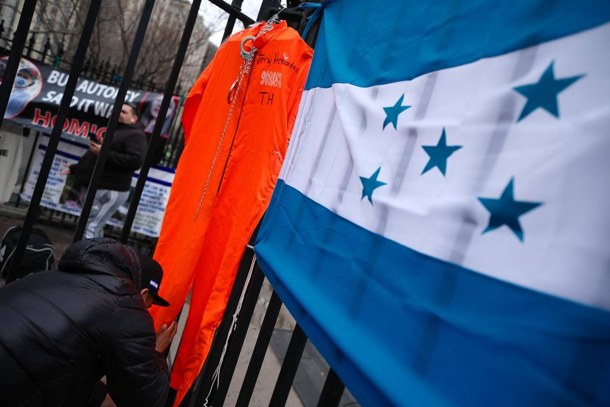 Juan Orlando Hernández lideró las huestes del Partido Nacional, fue un muy querido líder en su natal Lempira, también dirigió el Congreso Nacional en tiempos de Lobo Sosa, período 2010-2014, y de ahí saltó a la máxima vitrina política de Honduras: la Silla Presidencial.