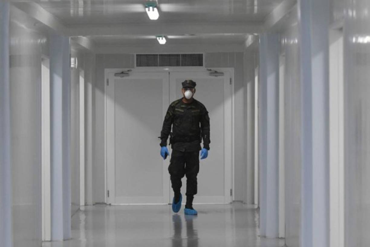 El hospital tiene tres bloques de contingencia: dos de ellos tienen una capacidad de 40 camas en habitaciones a compartir entre cuatro pacientes, una central de enfermeras con capacidad de 10 colaboradores y un equipo de hemodiálisis portátil, de acuerdo con la información oficial.