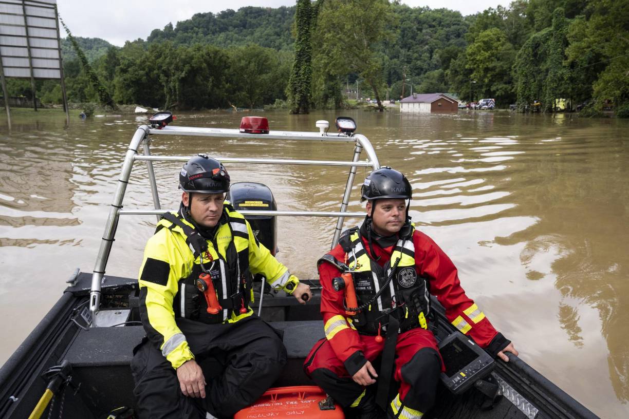 El gobernador recorrió el domingo áreas inundadas de tres condados. Más de 350 personas están viviendo temporalmente en refugios debido a las afectaciones causadas por las lluvias en todo el estado, dijo