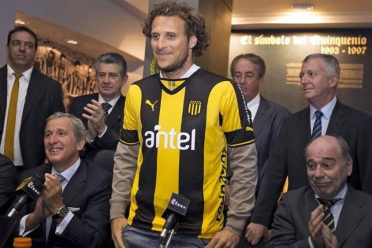 A sus 37 años, Diego Forlán cambiará de club por novena vez en su carrera y se pasará a vestir la camiseta del Mumbai City del fútbol de la India, tras jugar con el Peñarol de su país. A través de un vídeo el propio jugador confirmaba el fichaje.