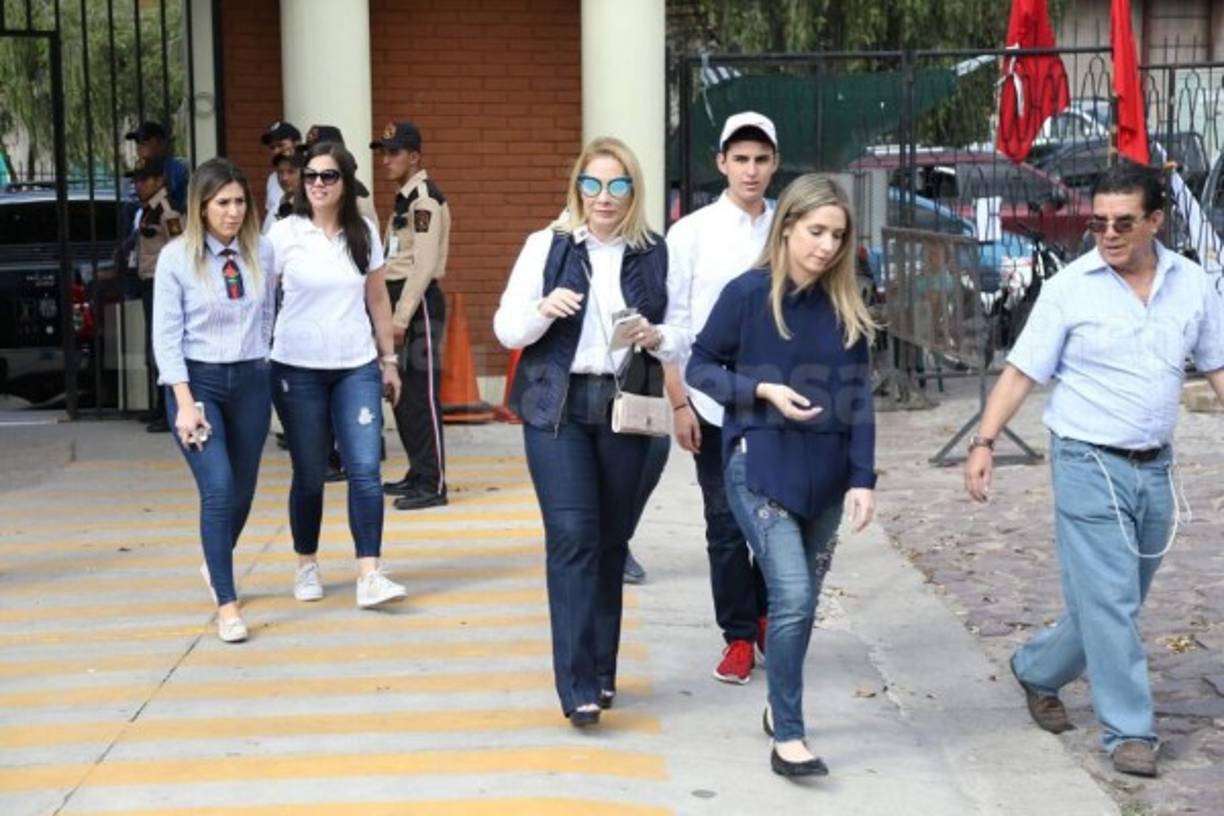Al llegar a la Universidad Pedagógica Nacional Francisco Morazán (UPNFM) a ejercer el sufragio, las miradas se volcaron hacia las hermosas hijas de Tito Asfura.