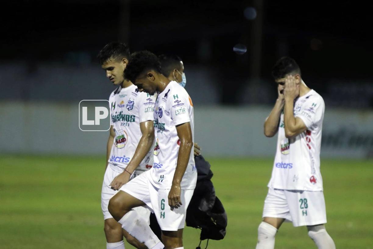 La tristeza era evidente en el rostro de los jugadores del Platense tras la derrota contra el Olimpia.