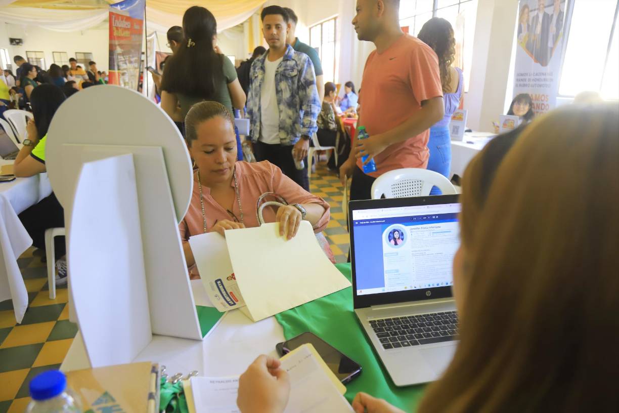 Desde muy temprano por la mañana, solicitantes de diferentes municipios aledaños se hicieron presentes a la jornada que comenzó a las 8:00 am.
