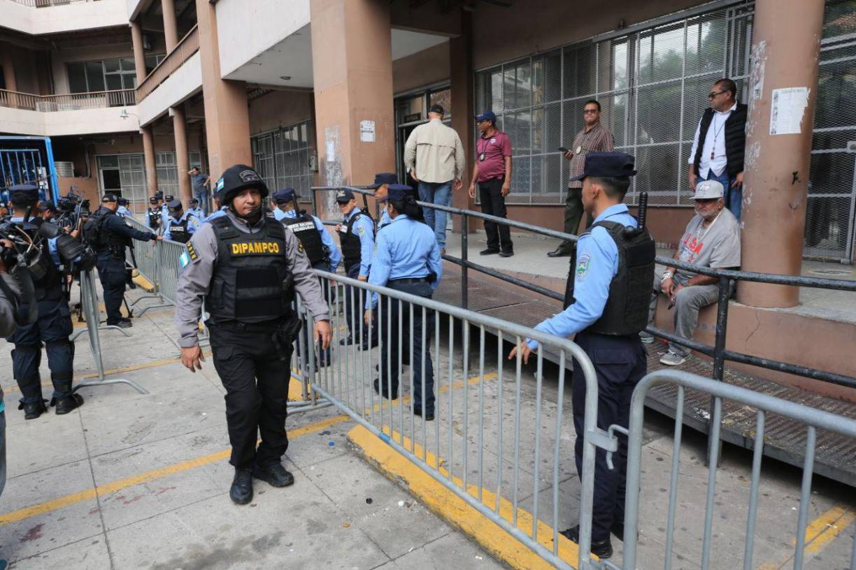 Al edificio del Ministerio Público hoy accedieron los empleados y algunos visitantes que fueron revisados antes de su ingreso.
