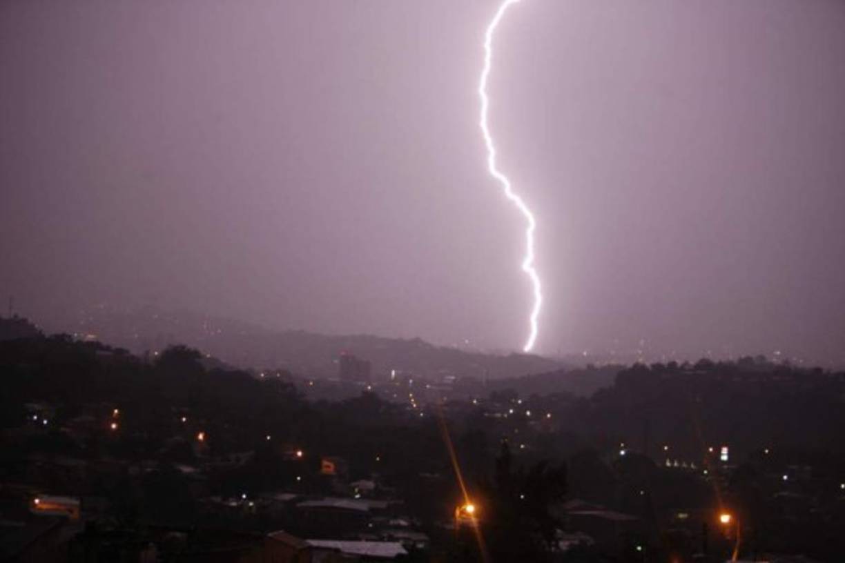 La confluencia de vientos del suroeste y noreste continuará afectando el territorio nacional generando nubosidad con lluvias y chubascos de moderados a fuertes con actividad eléctrica y viento racheado para las regiones occidental, central y sur del país.