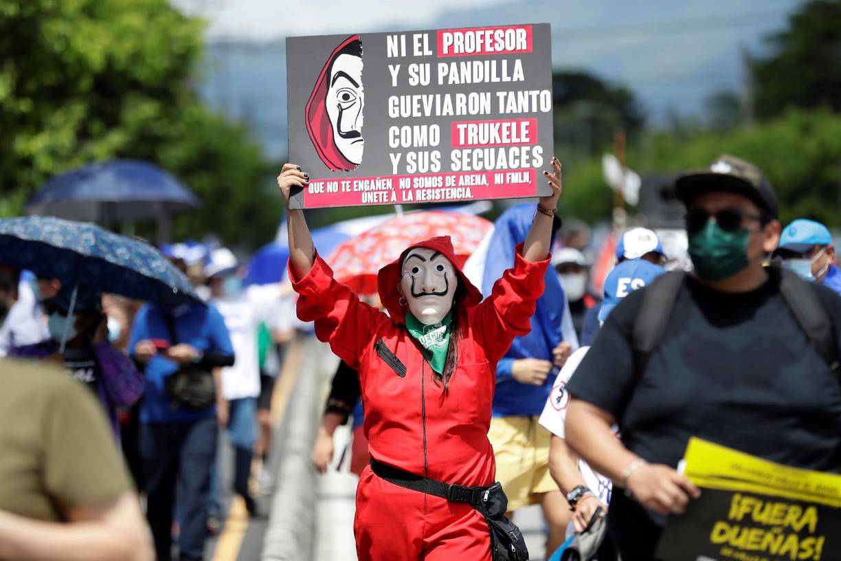 Una reforma de la Asamblea Legislativa para cesar a los jueces y fiscales sexagenarios también fue rechazada, además de un fallo de la Sala de lo Constitucional de la Corte Suprema que abre la vía para que Bukele pueda buscar la reelección en 2024 y no en 2034, como establecía una sentencia de 2014.