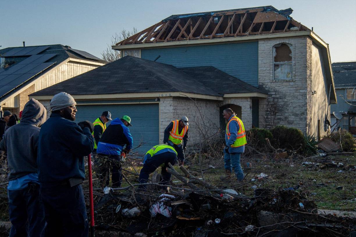 Los tornados también afectaron durante la noche pasada las áreas de Gretna y Lacombe, según funcionarios del Servicio Meteorológico Nacional. 