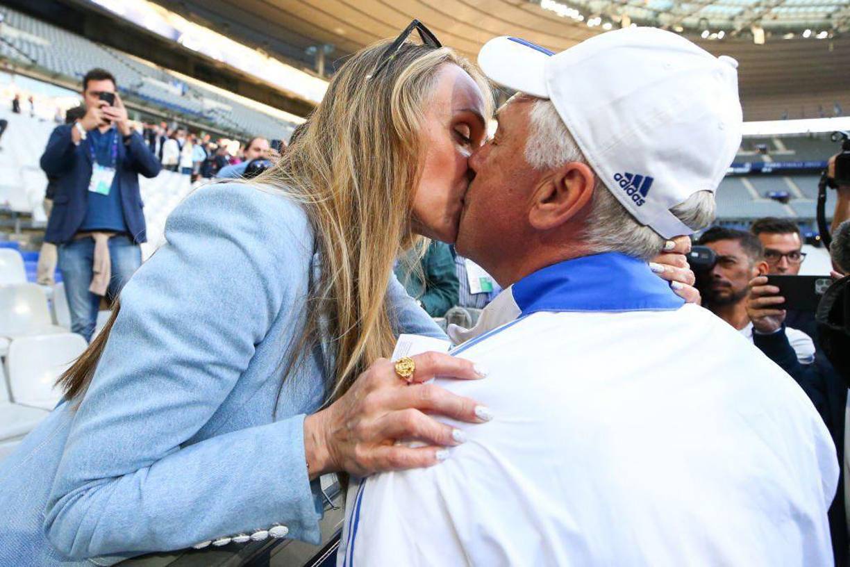 Carlo Ancelotti también recibió este gran beso de su esposa Mariann Barrena McClay.