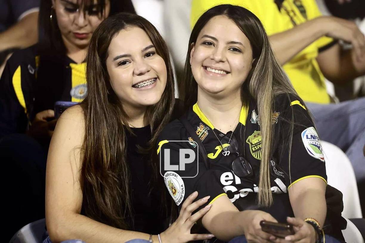 Bellas chicas del Real España asistieron al estadio Morazán para apoyar a la Máquina contra el Olimpia.
